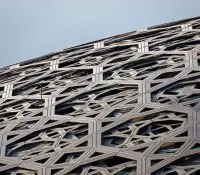 Kuppeldach-Struktur des Louvre Abu Dhabi