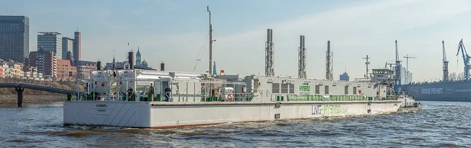 LNG Hybrid-Power-Barge "Hummel" im Hamburger Hafen (Bild: Becker Marine Systems)