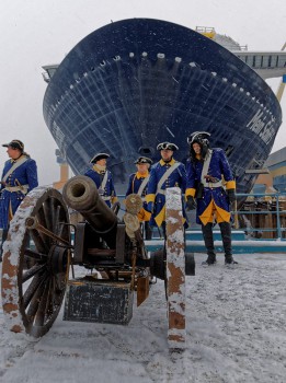 Kanoniere in historischen Gewändern beim Aufschwimmen der Mein Schiff 5