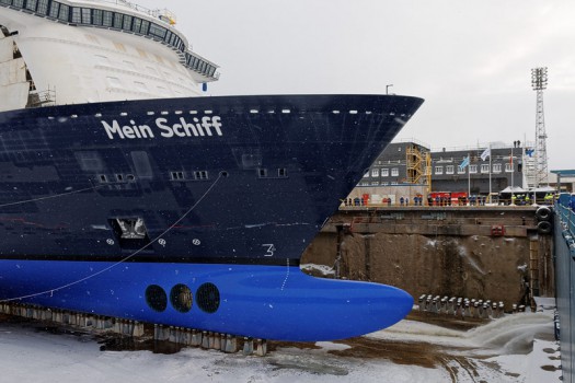 Das Aufschwimmen der Mein Schiff 5 beginnt