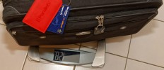 Handgepäck auf der Waage: kritisches Gewicht überschritten ...