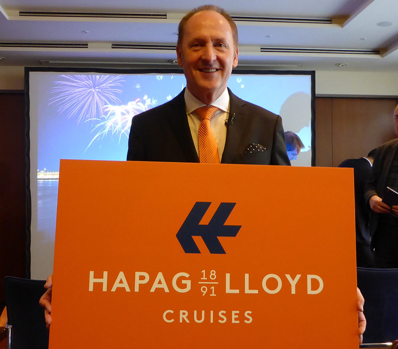 Reederei-Chef Karl J. Pojer präsentiert das neue Logo in Hamburg
