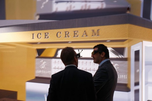 MSC-CEO Gianni Onorato (rechts) im Virtual-Reality-Center