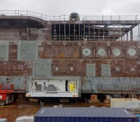 Blick auf die MSC Meraviglia im Trockendock