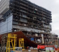 Blick auf die MSC Meraviglia im Trockendock