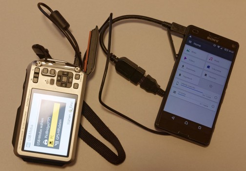 Von der Kamera über das USB-Kabel der Kamera und das OTG-Adapter-Kabel zum Smartphone