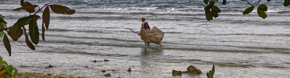 Ein Fischer richtet eine traditionelle Fischreuße am Strand ein
