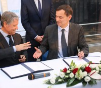 Vertrags-Unterzeichnung in St. Nazaire: Laurent Castaing, Präsident STX France, und Gianluigi Aponte, Chairman von MSC