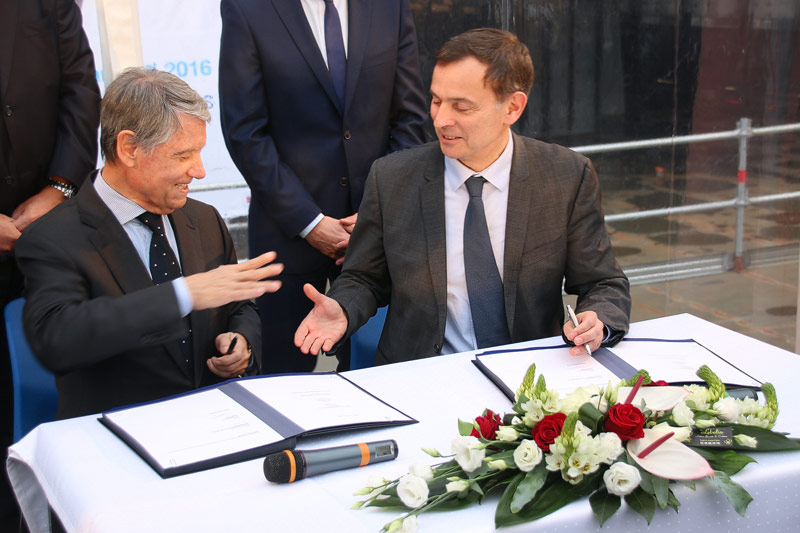 Vertragsunterzeichnung in St. Nazaire: Laurent Castaing, Präsident von STX France, und Pierfrancesco Vago, Executive Chairman MSC Cruises