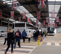 Der Parkplatz für die Busse vor dem Terminal