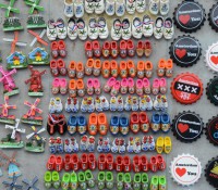 Auch Souvenirs gibt es auf dem Blumenmarkt in Amsterdam