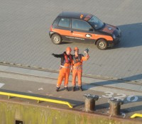 Morgens sieben Uhr im Hamburger Hafen, die Bootsmänner grüßen die AIDAprima