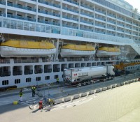 Im Hafen wurde die AIDAprima mit LNG beliefert, die kommende Kreuzfahrt soll das Schiff gasbetrieben bewältigen