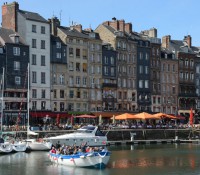 Es werden auch touristische Hafenrundfahrten angeboten