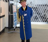 Ein freundliches vielen Dank für ihren Besuch, ein Concierge kümmert sich um die Gäste der AIDAprima