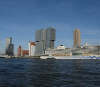 Die AIDAprima vor Rotterdam Manhattan, wie die Gegend genannt wird. Hier starteten einst die Auswanderer nach Amerika