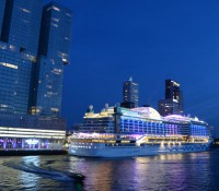 Die AIDAprima am Abend