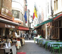 Eine typische Straße in der Innenstadt von Brüssel