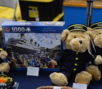 Am Cruiseterminal in Southampton gab es Souvenirs unter anderem diese Titanic-Teddys
