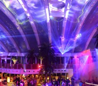 Das Foliendach im Beachclub wird auch für die Laser- und Lichtshow genutzt