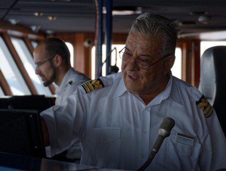 Kapitän Kostas Gritzelis auf der Brücke der Celestyal Nefeli