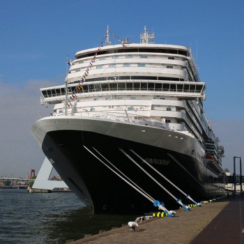 Historisch grüßt Modern: Rotterdam und Koningsdam tauschen Schiffshorn-Grüße aus