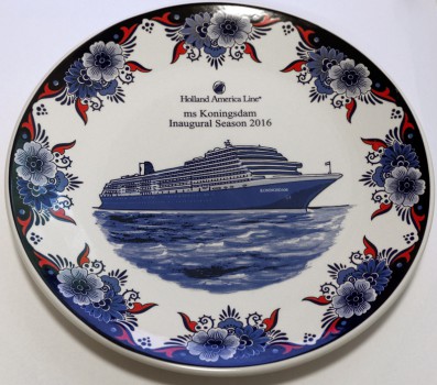 Kleine Geschenke erhalten die Freundschaft: Souvenir-Teller zur Taufreise der Koningsdam