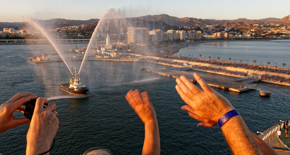 Nicht alles ist auf einer Jungfernfahrt so glamourös wie die Begrüßung in den Häfen ...