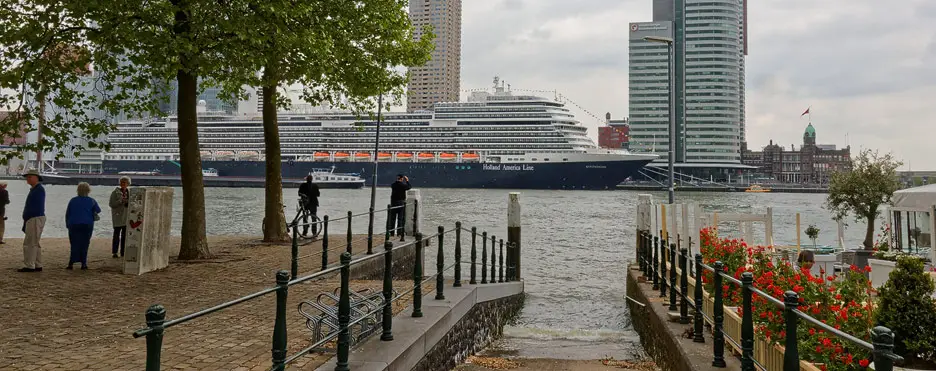 Die Koningsdam am Cruise-Terminal von Rotterdam
