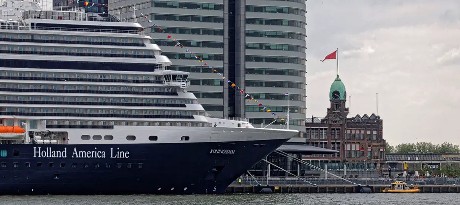 Koningsdam in Rotterdam mit Hotel New York, dem ehemaligen Hauptquartier der Holland America Line