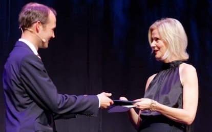 Werft-Geschäftsführer Dr. Jan Meyer übergibt symbolisch die Mein Schiff 5 an TUI-Cruises-CEO Wybcke Meier