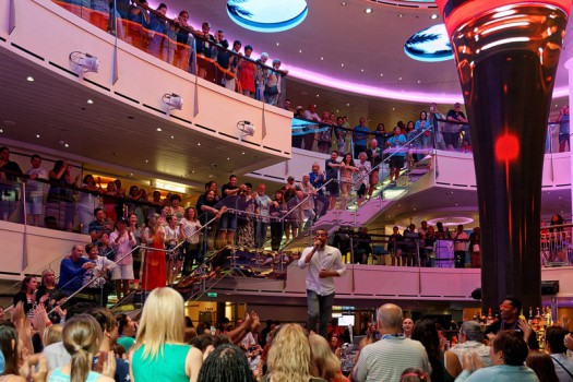 Gelegentlich wird's auch mal laut: Cruise Director Matt macht Stimmung