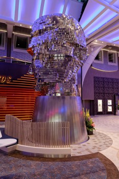 Markante Skulptur auf der Royal Promenade