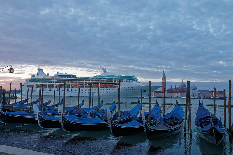 Kreuzfahrtschiff vor dem Markusplatz in Venedig