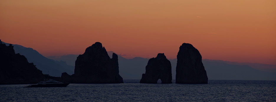 Die Faraglione-Felsen von Capri kurz vor Sonnenaufgang