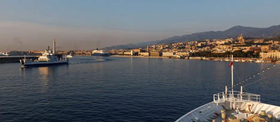 Einfahrt in den Hafen von Messina mit der Europa
