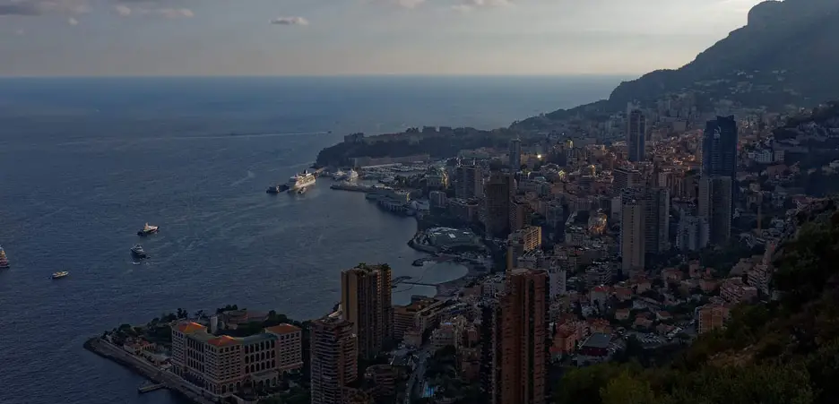 BlIck auf Monaco und das Kreuzfahrtterminal mit der Europa