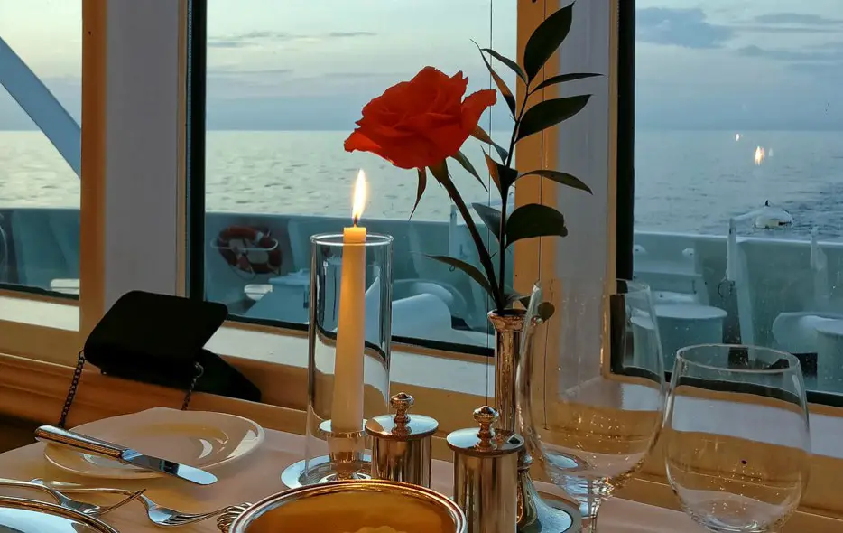 Candlelight-Dinner mit Rose und Ausblick im Restaurant Europa