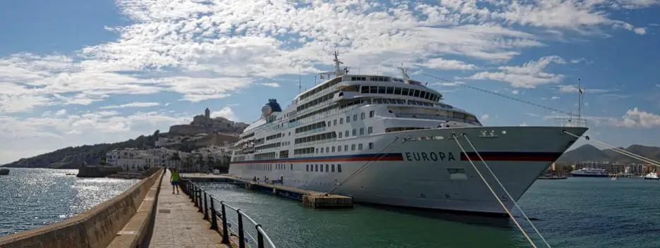 Die Europa im Hafen von Ibiza-Stadt