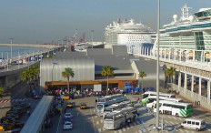 Shuttle-Bus, Taxis oder Privat-Transfer: Den Flughafen-Transfer sollte man gut organisieren.