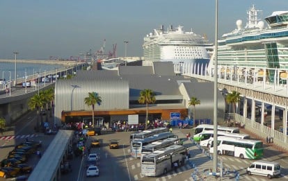 Shuttle-Bus, Taxis oder Privat-Transfer: Den Flughafen-Transfer sollte man gut organisieren.