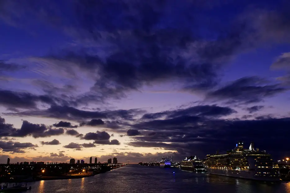 Sonnenaufgang hinter Miami Beach, Kreuzfahrthafen von Miami