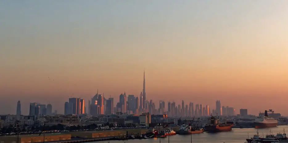 Skyline von Dubai bei Sonnenuntergang