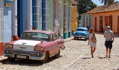 Typisch für Kuba: Oldtimer-Autos und bunte Häuser