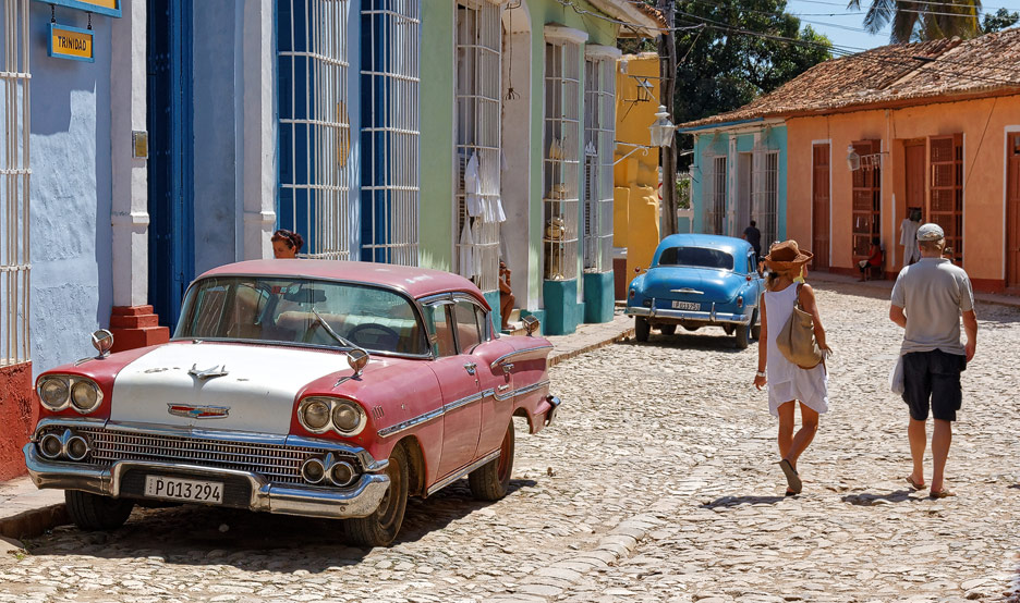 Typisch für Kuba: Oldtimer-Autos und bunte Häuser