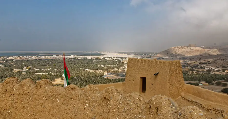 Blick auf die Küste von Ras Al Khaimah vom Fort Dhayah