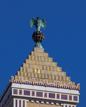Die Fledermaus: Logo der Barcardi-Familie am Dach der historischen Firmenzentrale in Havanna