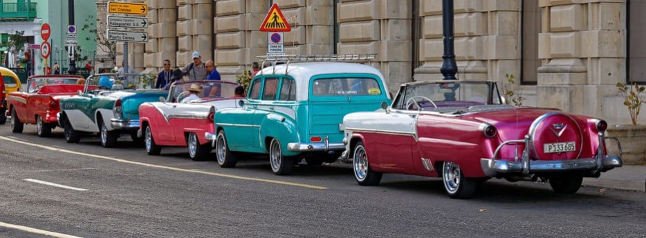 Classic Cars am Straßenrand vor dem Kreuzfahrt-Terminal in Havanna