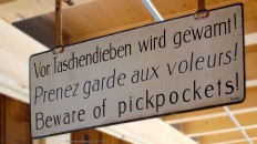 Warnung vor Taschendieben (Bild: Arne Krueger, CC BY-SA 2.0)