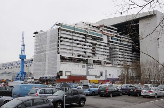 Schlepper ziehen das zweite Teil der World Dream aus der Baudockhalle der Meyer (Foto: Christoph Assies)
